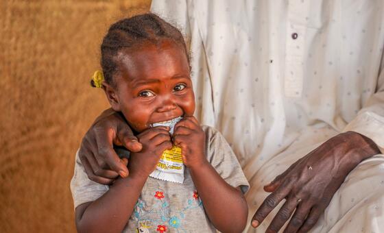 طفلة من اللاجئين السودانيين تتناول مكملا غذائيا في أدري، تشاد.